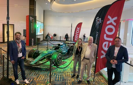 Holger Hempel vor einem Rennwagen